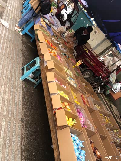 各种零食应有尽有,还记得小时候守在零食摊耍混,不走,就是要买了才肯