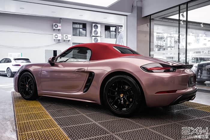 保时捷718贴改色膜作业冰莓粉