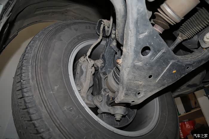 前轮悬挂结构和巡洋舰 普拉多一致