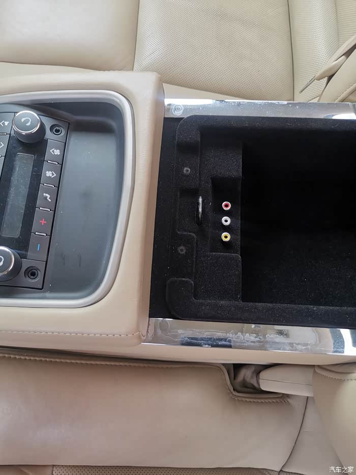 凯迪拉克赛威后座手扶箱里面有三个接口是什么