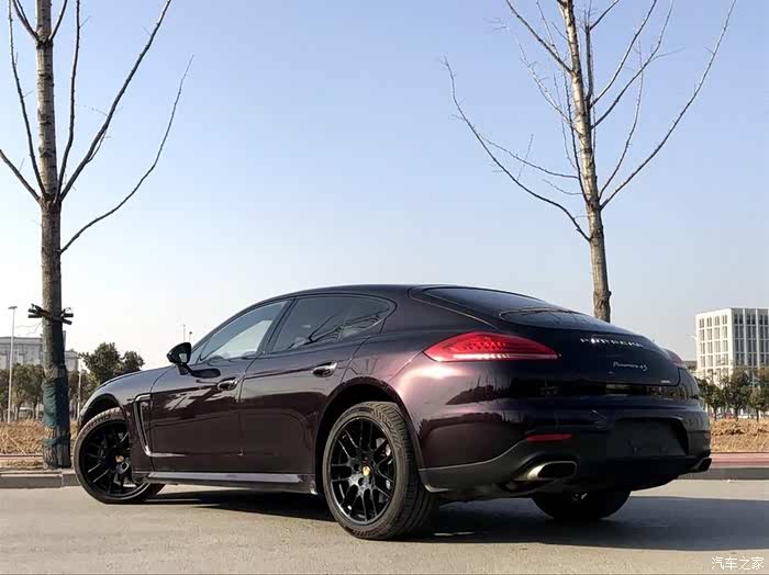 保时捷那圆润的车尾真是太迷人了,给人一种优雅的感觉,实在诱惑