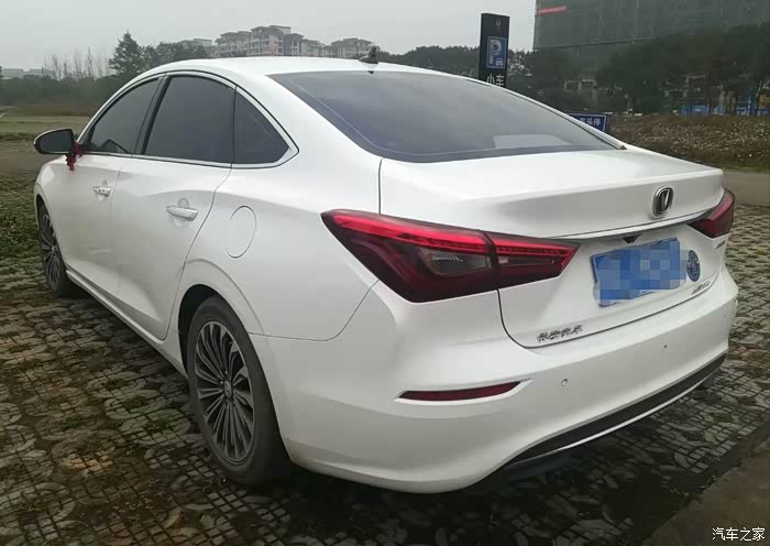 赏析最美家轿二代长安逸动