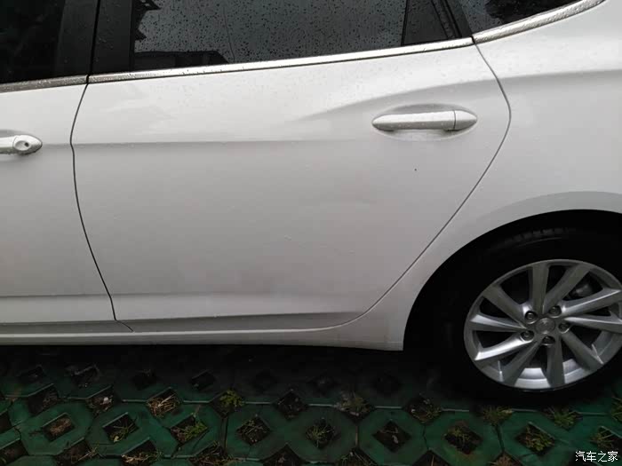 车被撞出凹线怎么修求解