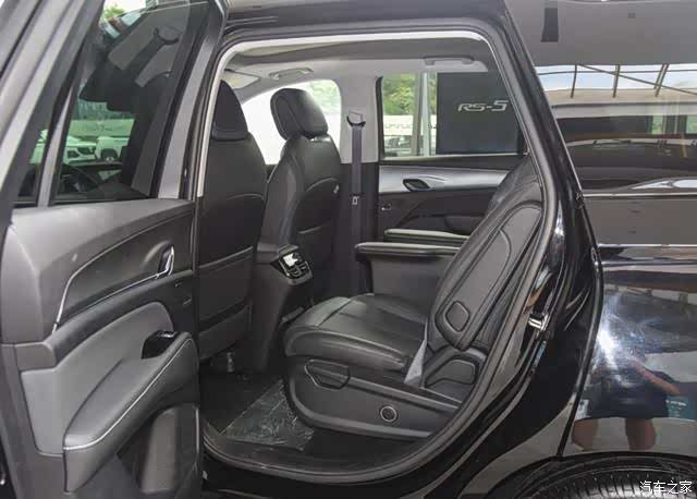 作为宝骏品牌旗下的旗舰级suvrs7这款车的配置相当丰富
