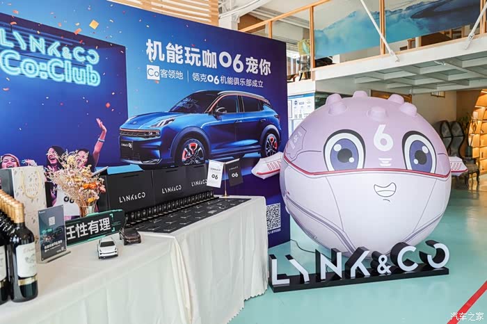 会场入口进来就能看到粉糯可爱的希克斯,06的专属卡通玩偶,还有摆放