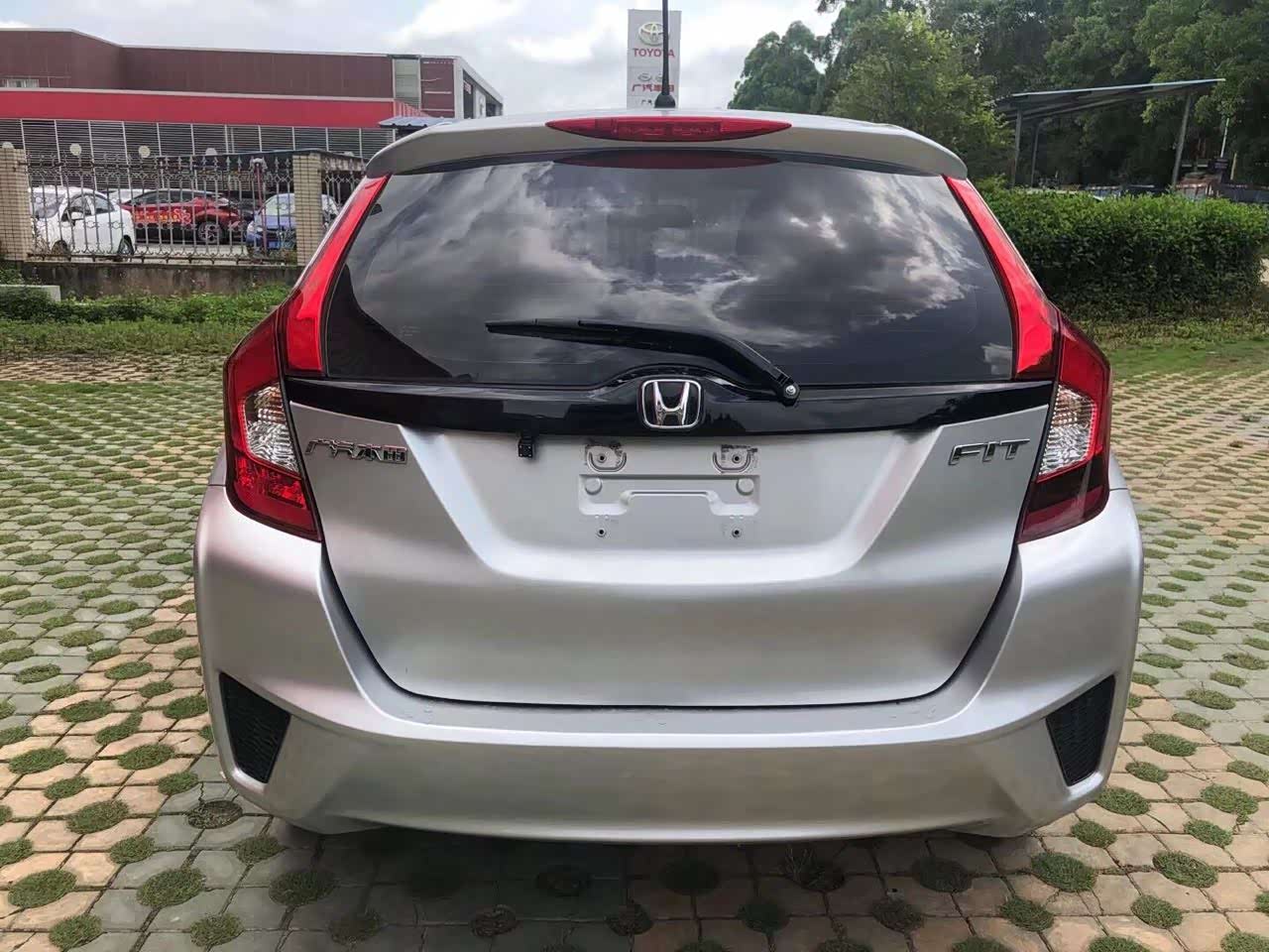 银色的本田飞度不一样的帅气.