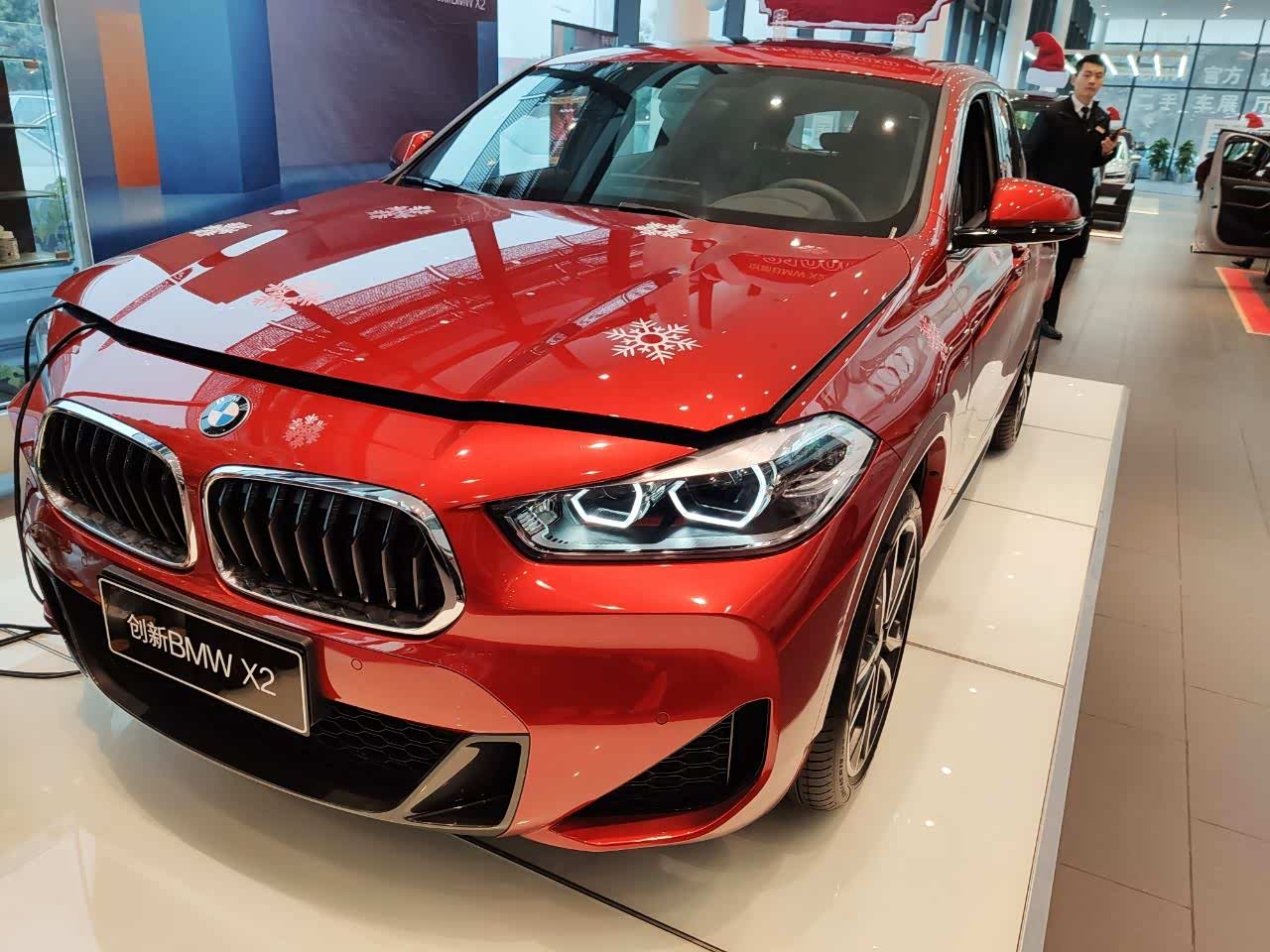 还是看看骚红色宝马吧