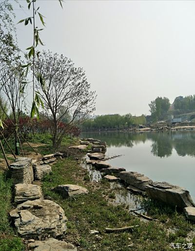 鄭州西流湖生態公園位於河南省鄭州市,北起化工路,南至中原西路,由南