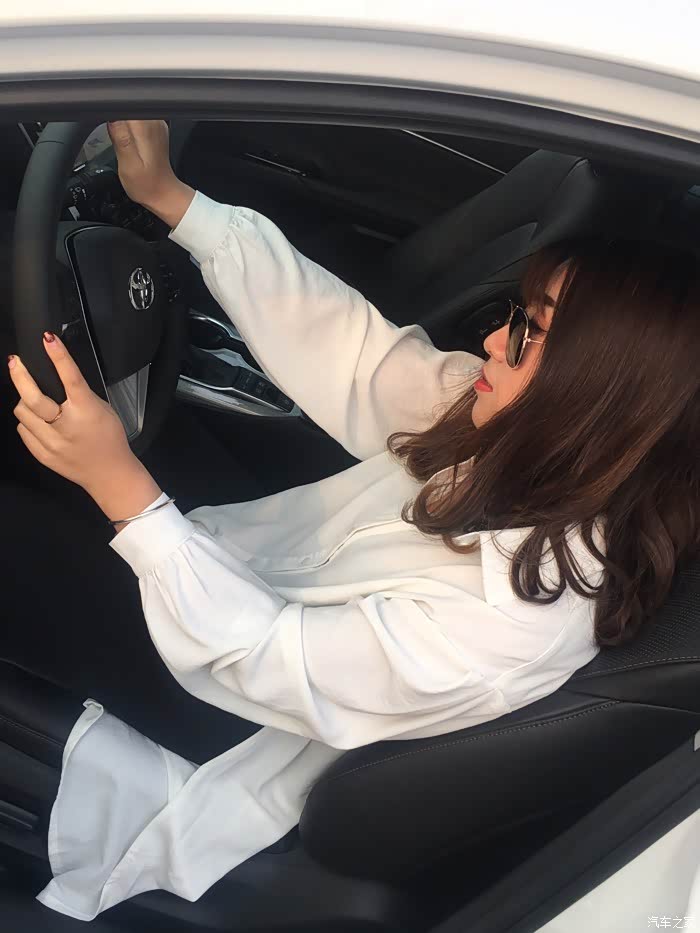 凯美瑞混合动力媳妇上镜车美人更美