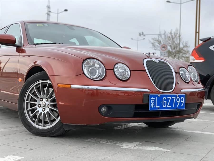 捷豹stype在国内可不多见四眼设计还不错