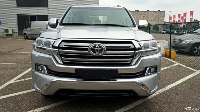 请问论坛有人买银色17款陆巡的吗,给个图