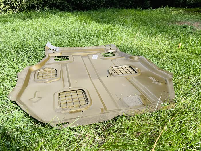 多彩六月树脂护板坏了为欧蓝德加装一块铝镁合金发动机护板