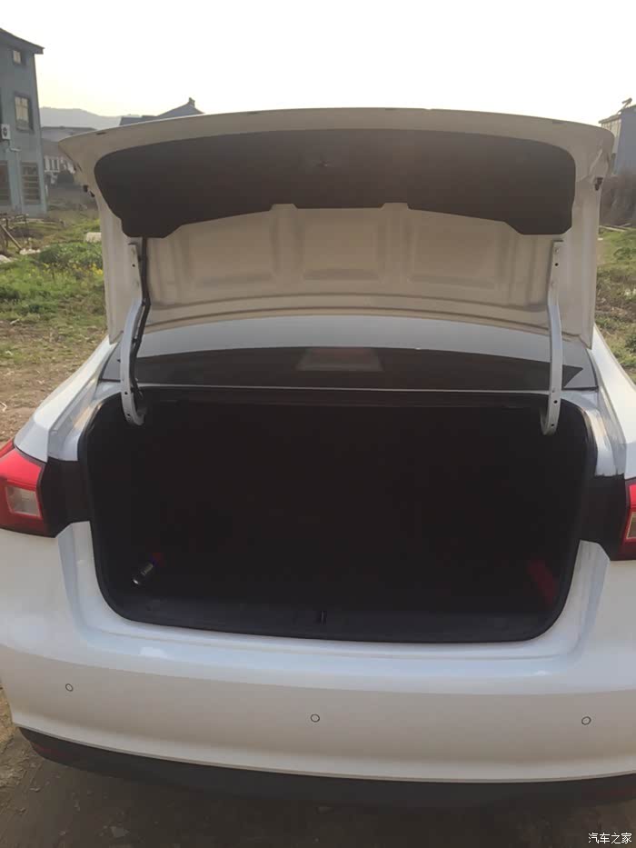 扬起的后盖,你看,多么的高端大气上档次,低调奢华有内涵