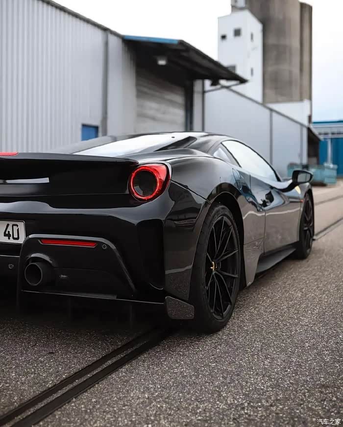 法拉利488pista实车外形是极具赛车化的设计风格