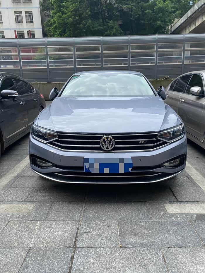 迈腾330海豚灰买的到吗 4s店说只有380有