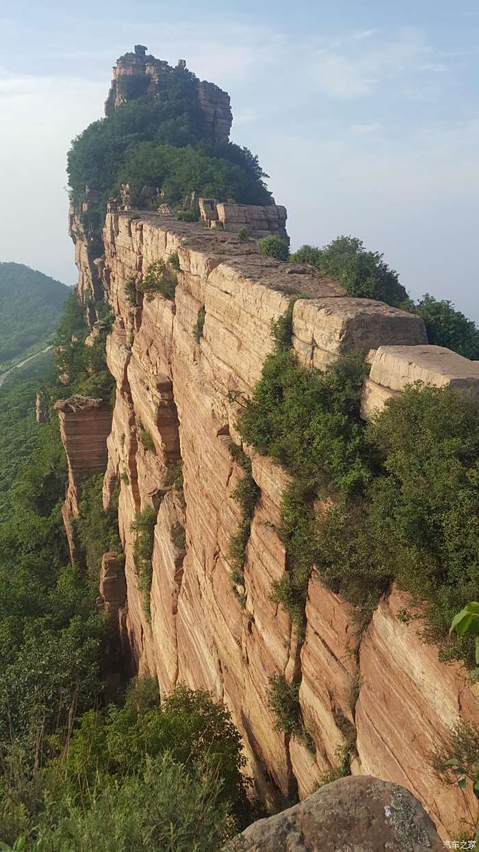 多彩六月嶂石岩风景区之断崖