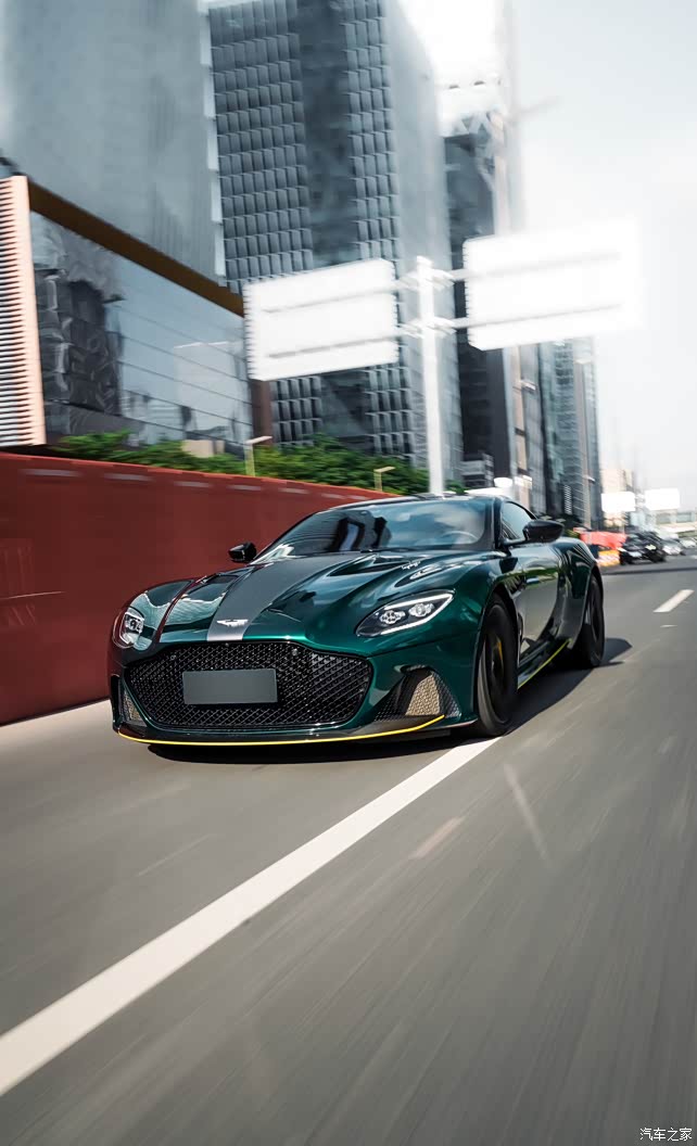 出一台阿斯顿马丁dbs2019款v12配置丰富