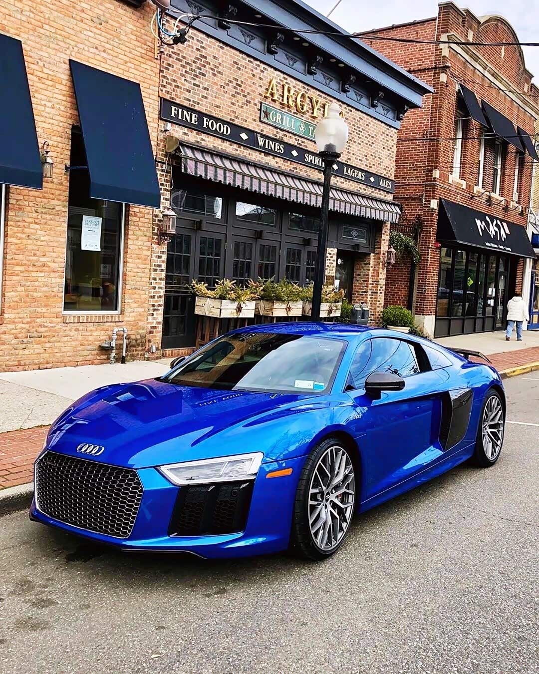 蓝色的奥迪r8最具有魅力