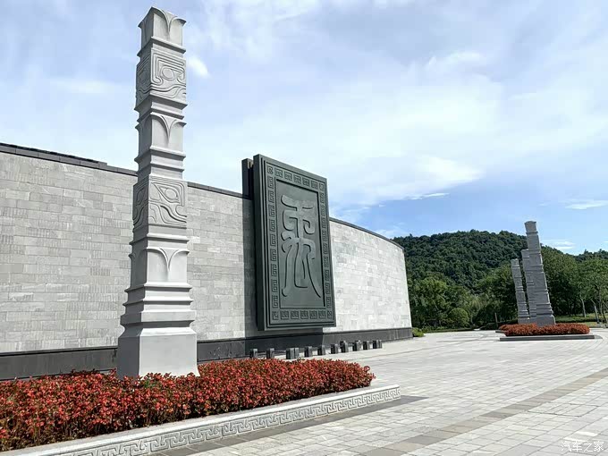 所谓的祭禹广场,其实是一个圆形的平台,象征着天圆地方的传统观念.