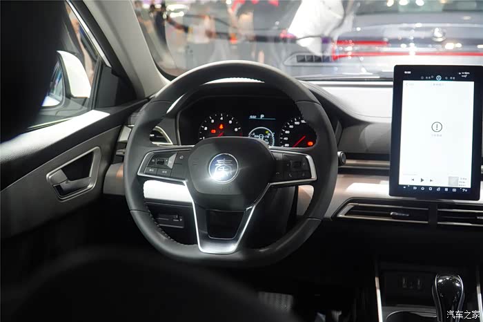 中控能横竖旋转的屏幕,还能语音操控