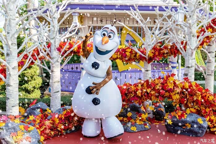 雪宝在漫天雪花下,热情地挥舞着小手臂