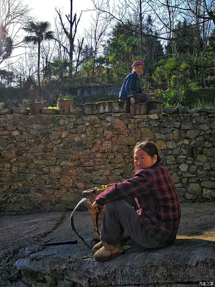 这里的人都爱背个大背篓,不管是下地干活,还是出去赶集买东西,他们都