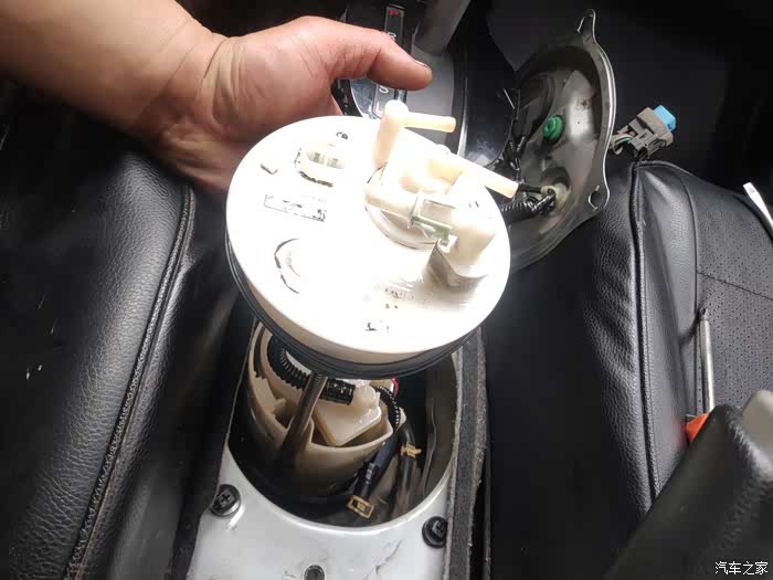 三代飞度更换原装汽油滤芯