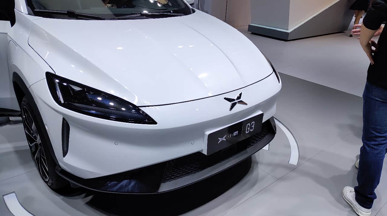 小鹏展台g3白色电动车