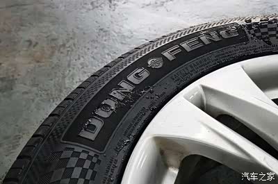 轮胎侧面的东风标志,非常大气,简洁而醒目.