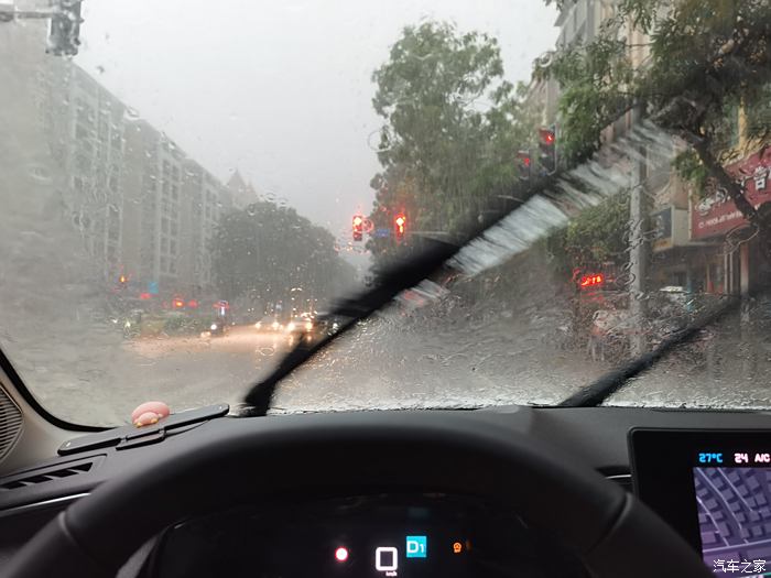 下雨天开车实拍图片