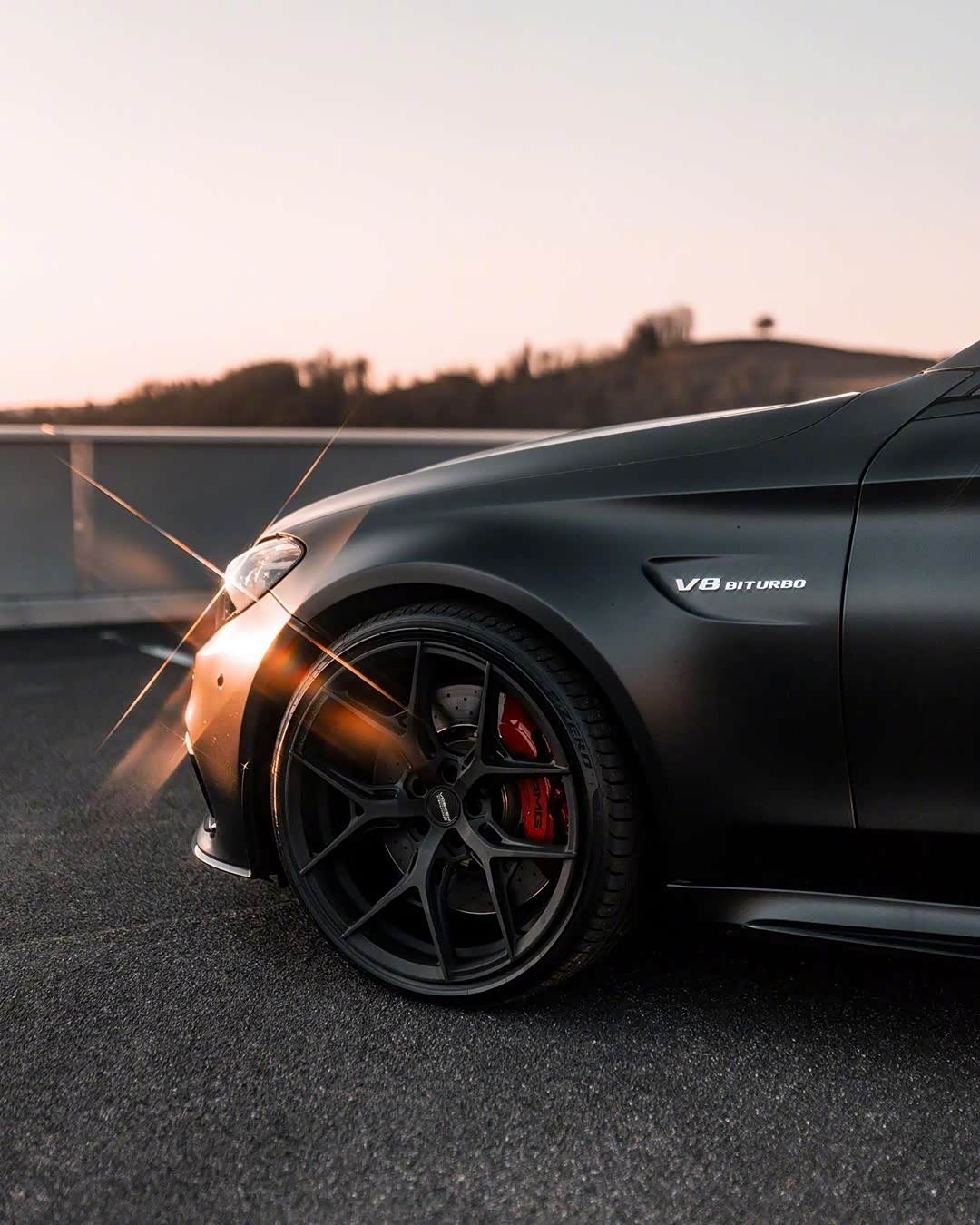 黑武士版奔驰c63coupe还是看着稍微有点凶的