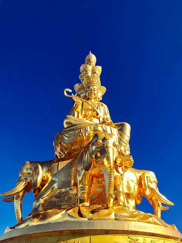 乐山大佛峨眉山金顶瞻佛光