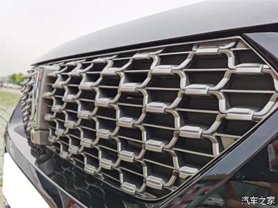 改款后的进气格栅,使得整个车子更具冲击力了,辨识度提高,也比之前的