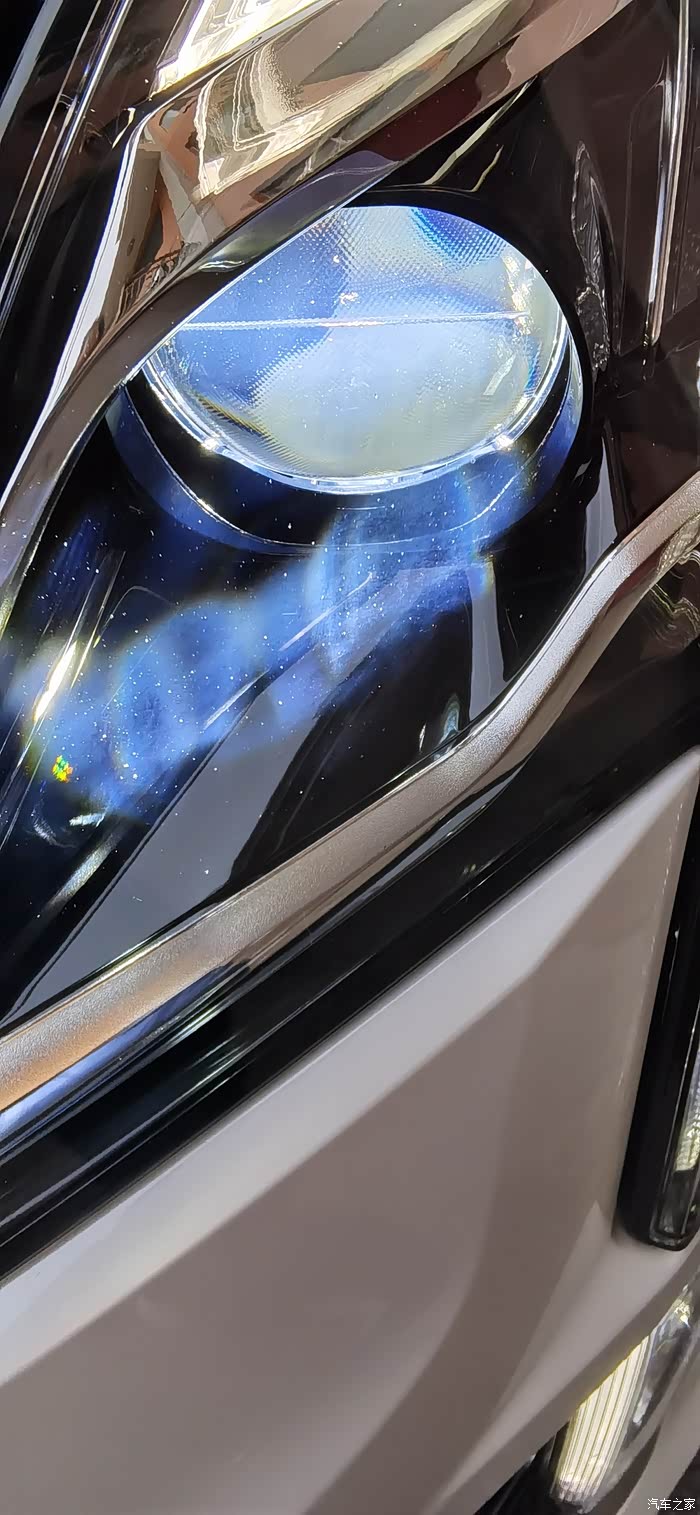 大灯开启后里面有明显光斑