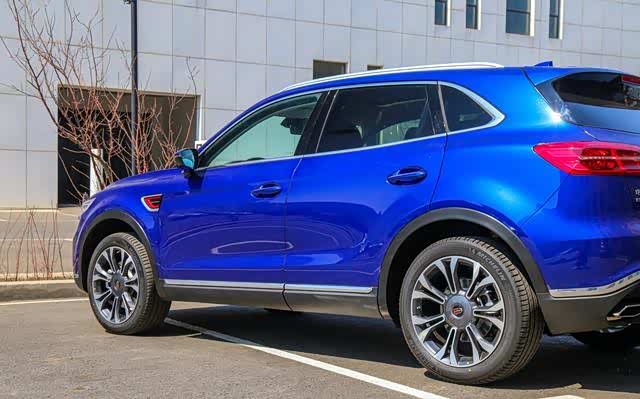 前脸造型上看,红旗hs5当然是属于豪车的气场.