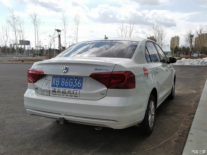 近期小改三17款捷达更换新款大众尾标