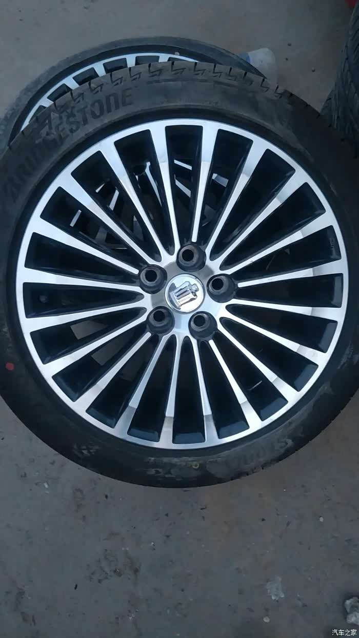 欣赏爱车12代皇冠,捎带出一套新皇冠18寸轮毂