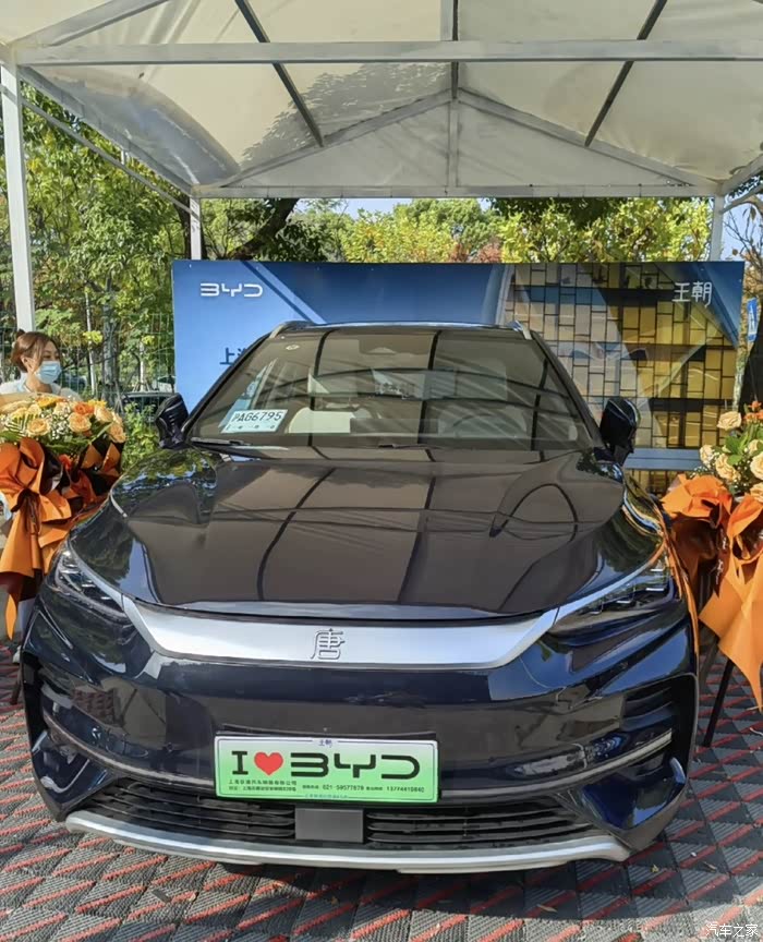 比亚迪唐ev六座黑色