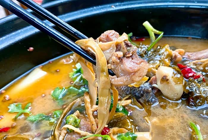 和小窝去品尝符缸老坛子酸菜竹笋鸡