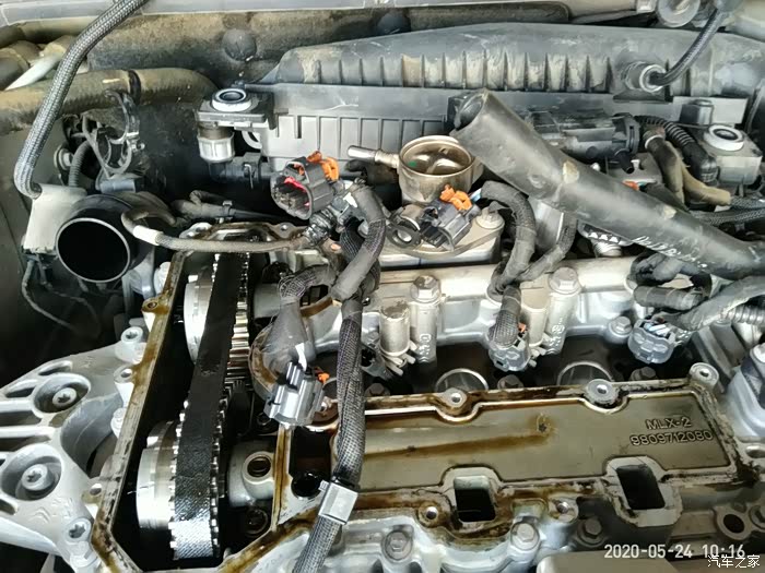 拆开发动机硬盒盖厚,露出了正时皮带