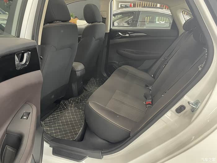 逸动dt后排的空间还是比较宽敞的,座椅是布座椅.