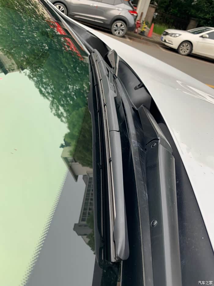【图】一个月没到的新车前挡玻璃集雨板翘起来_凯迪拉克xt5论坛_汽车