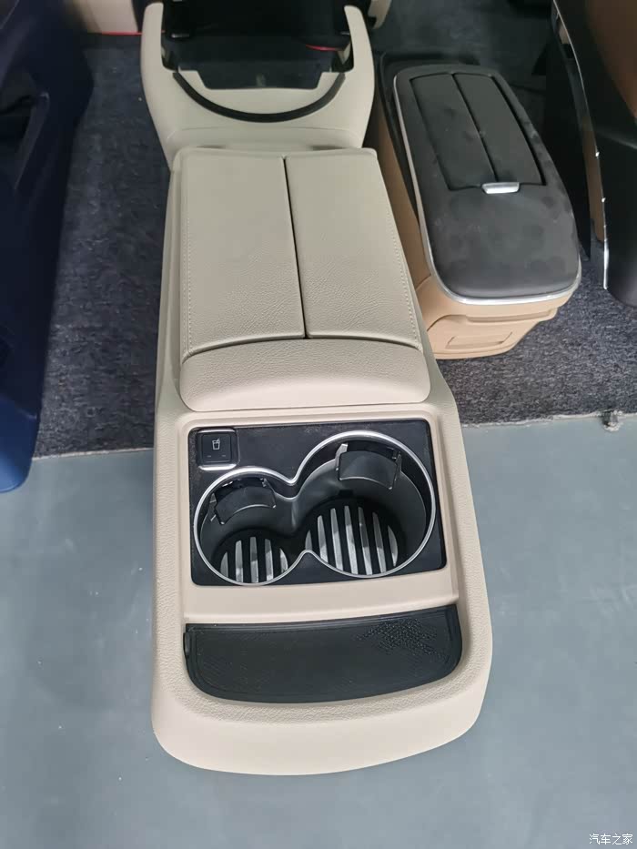 v260原厂扶手箱,转让给有需要的车友