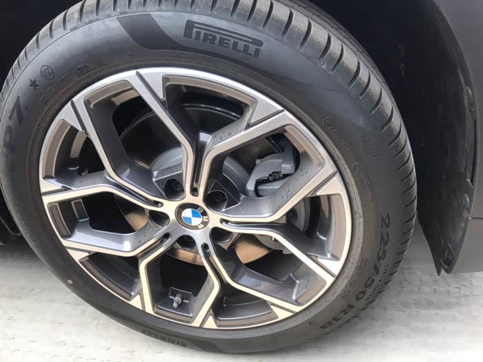 宝马x1有倍耐力的轮胎的吗如图