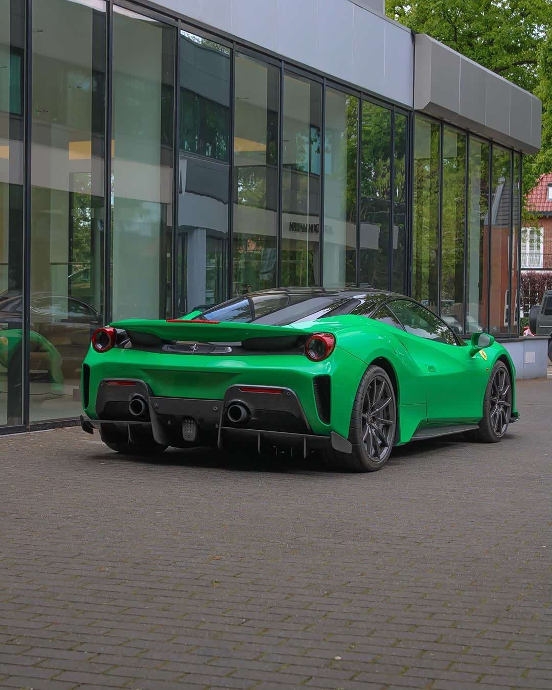 绿色的法拉利车身最与众不同的样子