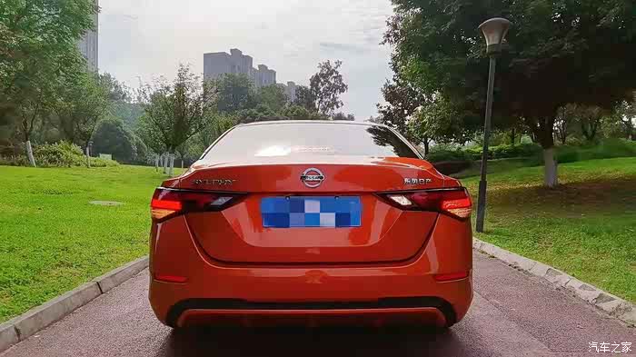 车尾部分,轩逸的设计十分简洁,没有多余的元素,尾部设计很有层次感