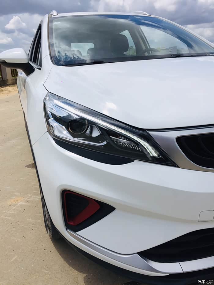 【吉利帝豪gs】洁白无瑕的蓝天白云,时尚动感的帝豪gs