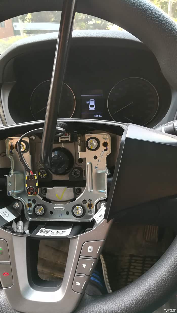 用随车扳手拆方向盘螺母,拆掉后做标记,否则方向盘容易不正