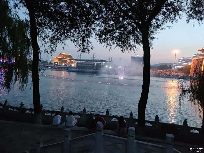 夜晚欣赏九华山音乐喷泉
