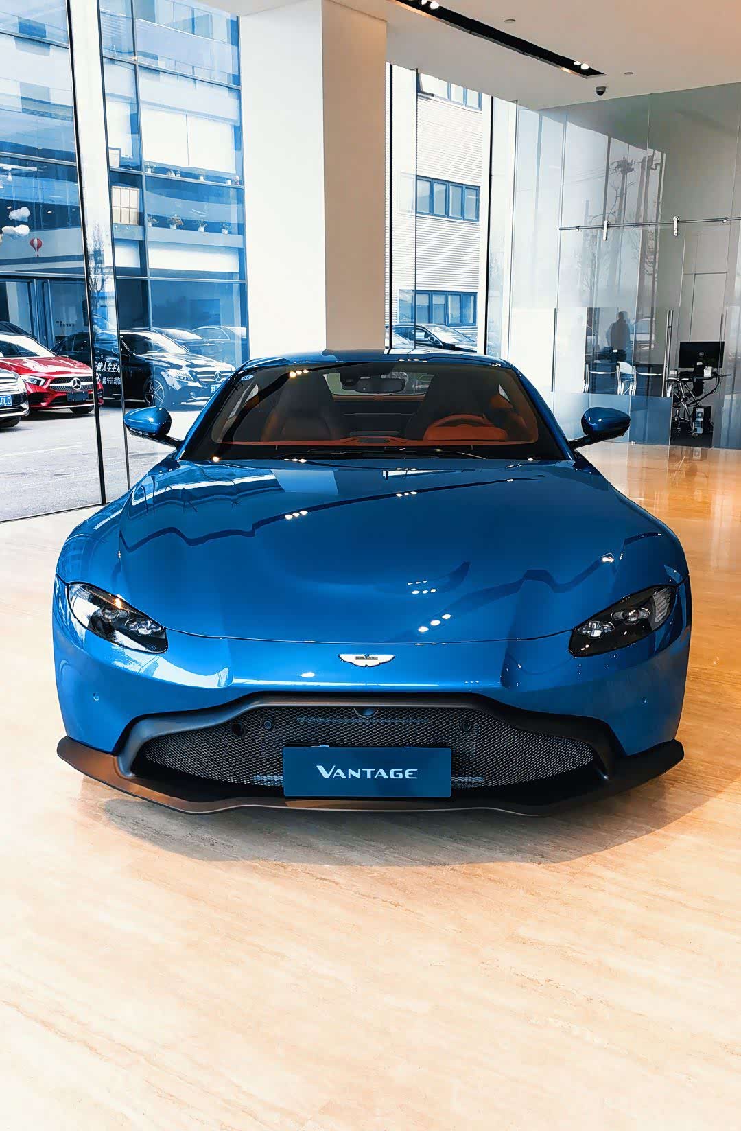 图 阿斯顿马丁,漂亮的流线型很强的,宝石蓝车身.很有代表性!